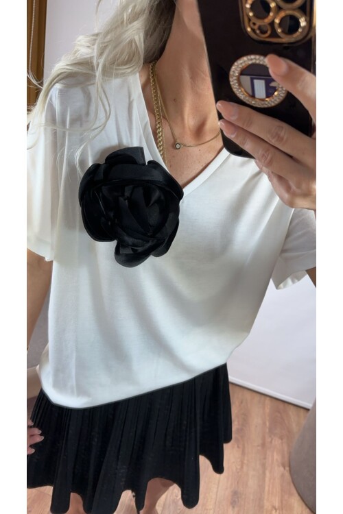 SF053 GÜL AKSESUARLI TİŞÖRT